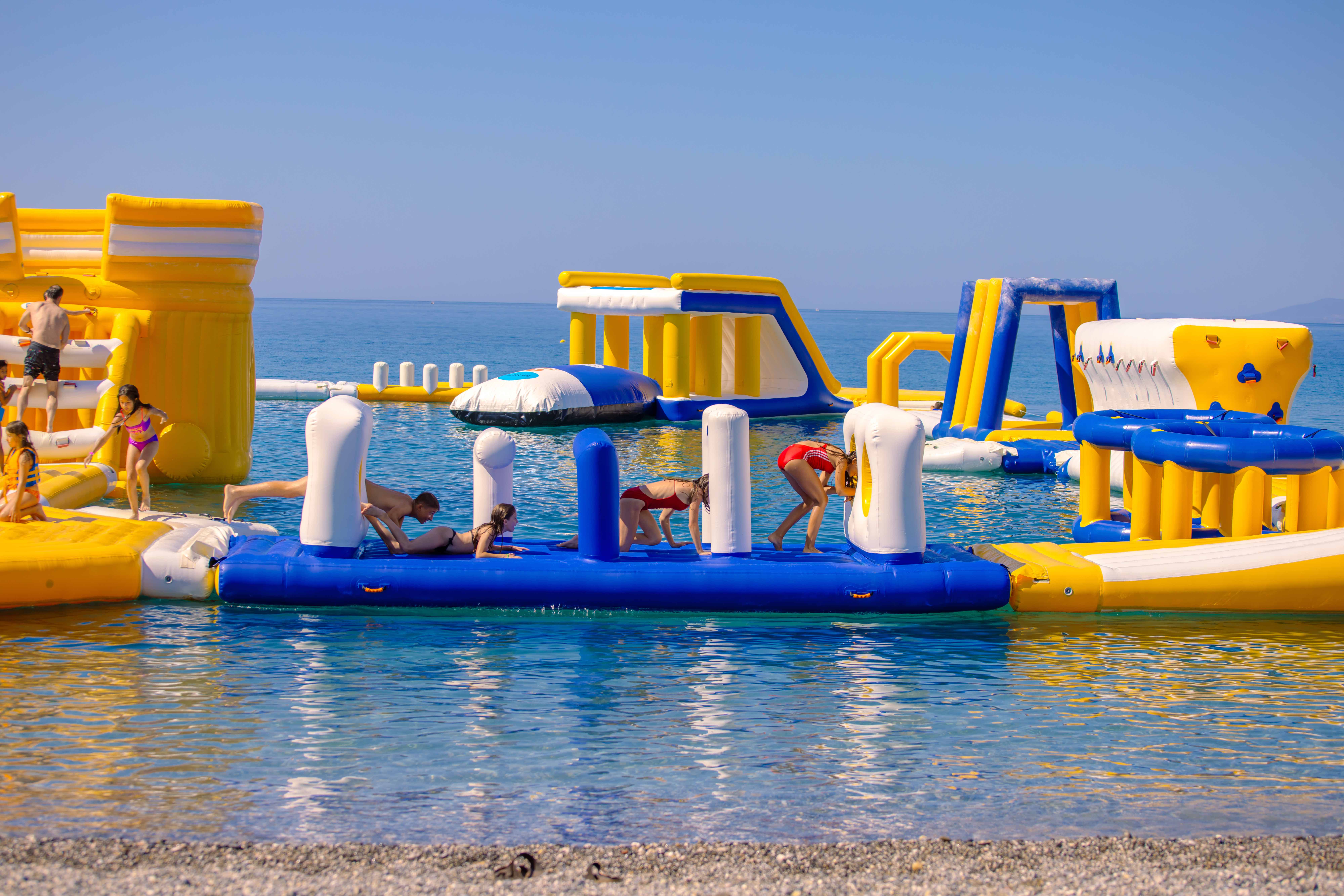 Ψηλή φουσκωτή τσουλήθρα υδάτινο πάρκο - inflatable waterpark Greece - CrazyBloom φουσκωτό υδάτινο πάρκο Καλαμάτα inflatable waterpark Greece